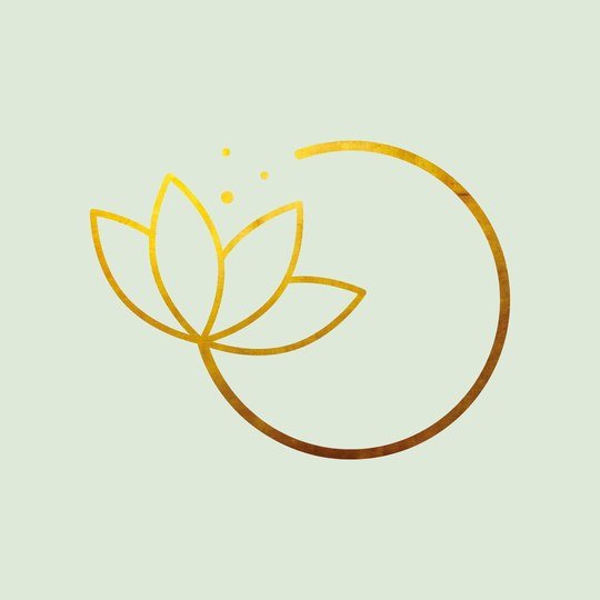 Flor de loto dibujada a línea en dorado, rodeada por un círculo abierto, sobre un fondo verde claro